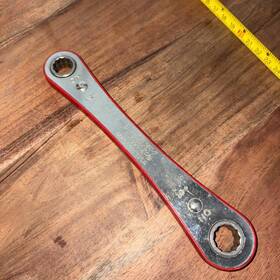 Husky 39916 1/2 Inch - 9/16 Made In Usa Ratcheting Box End Wrench Red Sae Standard